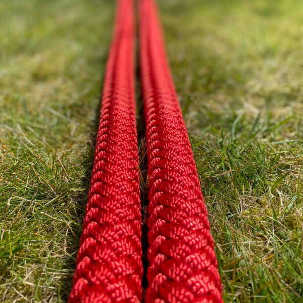 Träningsrep Battle Rope DESIGN röd i gräs